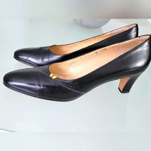 Salvatore Ferragamo classic black heels size 8 3A
